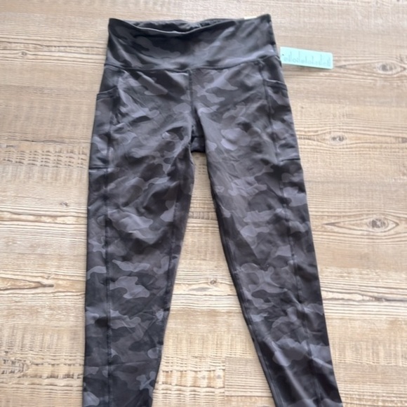 IDEOLOGY Women Compression Active 7/8
Ankle Leggings Medium in Camo Black.NWT! - Picture 9 of 11